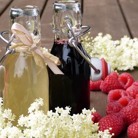 Malinový sirup je skvělý, vyzkoušet však můžete třeba i bezinkový.