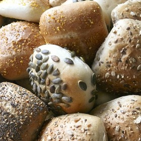 Kromě chleba jsou oblíbené i celozrnné housky, bochánky nebo kaiserky