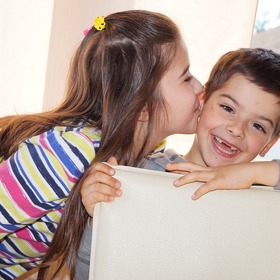 Starší sestry si s mladšími bratry většinou vytrpí své