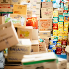 Mnoho potravin, které jsou i nadále zpracovatelné, ale je jich mnoho, upotřebí lidé, kteří se nacházejí v nelehké životní situaci.