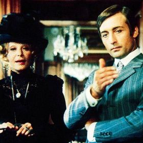 Květa Fialová jako hraběnka Thunová ve filmu Adéla ještě nevečeřela.