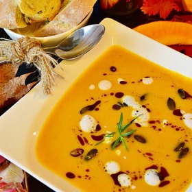 Dýňová polévka patří mezi podzimní klasiku.