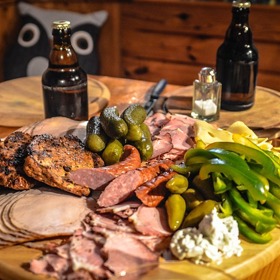 K pivu patři klasické masité pohoštění