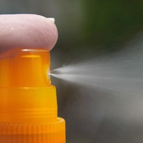 Tělový krémem naleštěte kabelky, lakem na vlasy odstraníte zase zvířecí chlupy