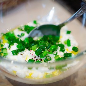 Jogurt při zápachu úst konzumujte, pažitku naopak vynechte