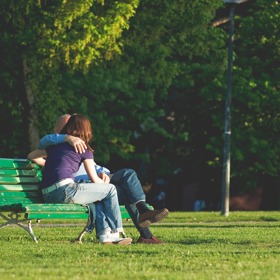 Projevy náklonnosti se netolerují ve všech zemích stejně.