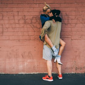 Na projevy mladé lásky se nemračte.