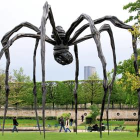 Tato socha zřejmě nebude pro arachnofobiky úplně to pravé ořechové.