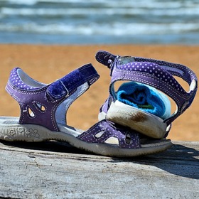 Ponožky v sandálech u nich ale nehledejte