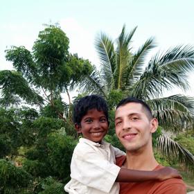 Zařídil roční adopce na dálku několika desítkám dětí ze sirotčince