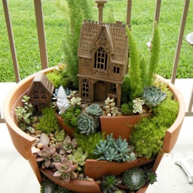 Květiny můžete do rozbitého květináče naaranžovat tak, aby to vypadalo, že náhodně prorostly květináčem. Nebo je úhledně rozmístit jako na fotografii.