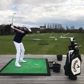 Johny si rád zajde na golf.