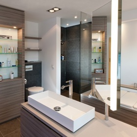 Světlo je v koupelně velmi důležité.