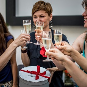 První menstruace nemusí být traumatizující záležitost.