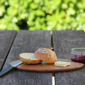 Rohlík nebo houska s máslem vedou.