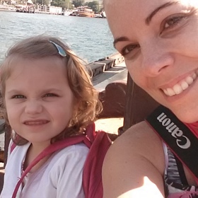 Zpěvačka Míša Nosková se snaží dcerce Elišce připravit ovocné smoothie, pokud jí to čas dovolí.