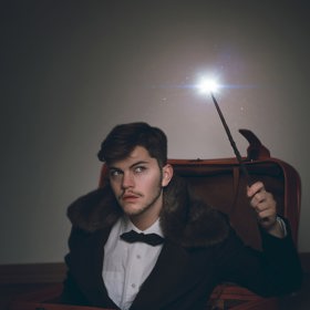 Stal se historicky nejmladším členem Společnosti amerických kouzelníků.