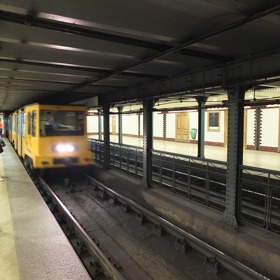 K lázním se dopravíte historickým metrem. Žlutá linka patří k jedněm z nejstarších v Evropě.