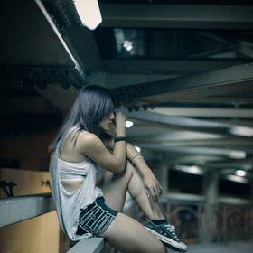 Tílko s velkými průstřihy pomůže vašemu spodnímu prádlu patřičně "vykouknout".