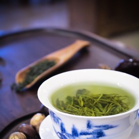 Vhodnější je po ránu zelený čaj.