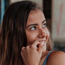 Teď se na chvíli otočil, vhodná doba vydolovat zbytek sušenky ze zubů.