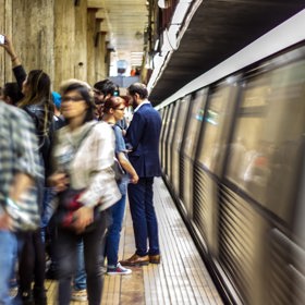 Díky práci z domova se vyhnete ranním přeplněným dopravním prostředkům.
