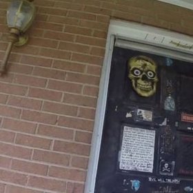 Už podle vchodových dveří poznáte, že v domě nebydlí nikdo normální.