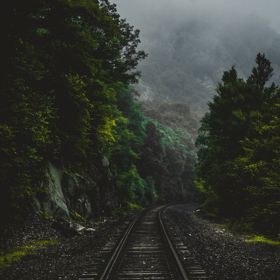 Vlaky kolikrát projíždějí krajinou, která vás uchvátí.