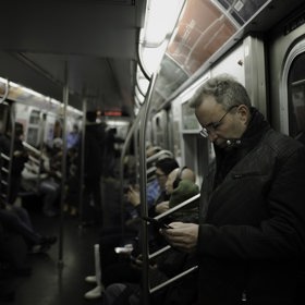 Bacily číhají všude. Vysoké riziko nakažení je i v hromadné dopravě.