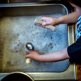 Ruční mytí nádobí rozhodně není tak efektivní