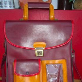 Dneska by byla tato školní aktovka pro smích