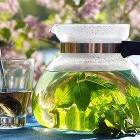 Pijte bylinkové čaje a zeleninové šťávy - pročistíte organismus a zhubnete.