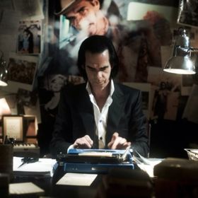 K filmu Země bez zákona napsal Cave scénář.