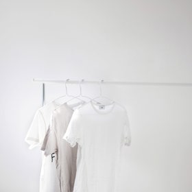 Jestliže máte skříň "venku", měla byste si dát záležet, aby věci na štendru vypadaly hezky.