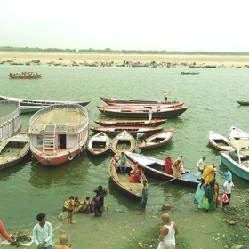 Znečištěná řeka Ganga, Indie.