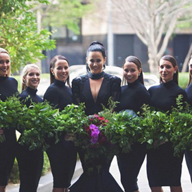 „Můj výběr nemá co dělat se starým [tvrzením], že ,bílé svatební šaty jsou pro panny,’“ řekla Cachia serveru The Motherish.