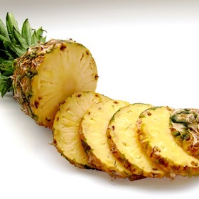 Součástí drinku je i ananas.