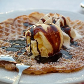 Vafle s krémovou zmrzlinou stojí za hřích.