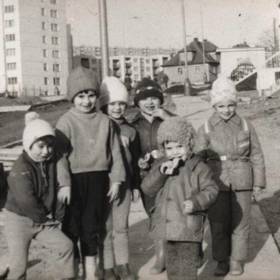 Děti si hrály mezi paneláky.