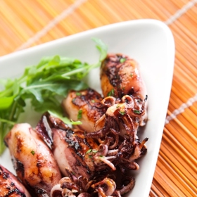 Ochutnat můžete kalamáry na grilu.