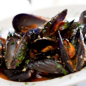 Chorvatská kuchyně se pyšní slávkami na víně.