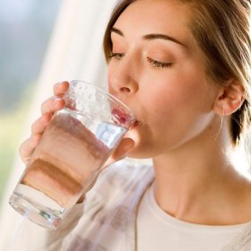 Pijte hodně vody a bylinných čajů.