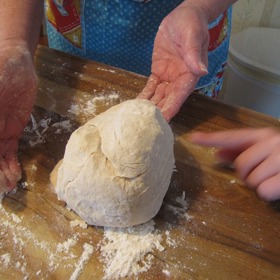 V kuchyni to zvládnete sama, ale ve dvou je vždycky větší zábava.
