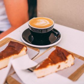 Pro odpolední kávu je koláč s drobenkou jako stvořený.