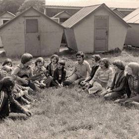 Pionýrské tábory v průběhu léta byly pro děti zábavou.
