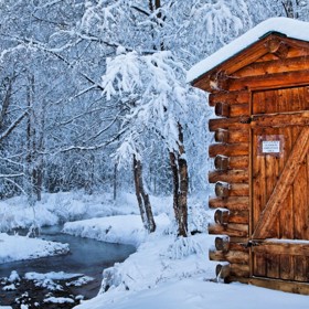 2. Chena Hot Springs Resort, Aljaška. Tato dřevěná bouda s toaletou je určená pouze pro zaměstnance. Díky ní zůstává přilehlá panenská příroda nedotčená.