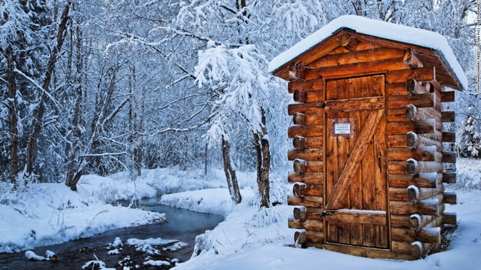 2. Chena Hot Springs Resort, Aljaška. Tato dřevěná bouda s toaletou je určená pouze pro zaměstnance. Díky ní zůstává přilehlá panenská příroda nedotčená.