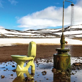 5. Krafla, Island. Nemějte obavy sednout si na tuto toaletu, pokud ji někdo použije před vámi. Ač nemá viditelné splachovací zařízení, zdá se, že je napájena pomocí geotermální energie. Najdete ji ve vulkanickém komplexu Krafla na Islandu.