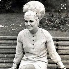 Ženy si vycpávaly drdoly vatou, aby byly větší a bohatší.