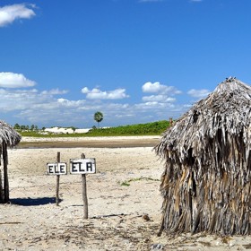 6. Pláž Jericoacoara, Brazílie. Ještě před dvaceti lety byla tato pláž opuštěná. Dnes na ní najdete dokonce i toalety. To je pokrok, co říkáte?
